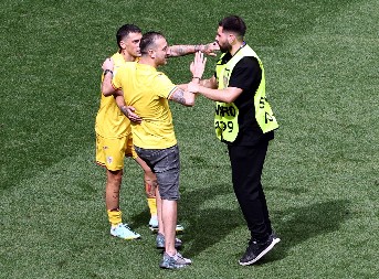 HAOS U RUMUNIJI Umalo tuča na terenu, Albanci sa Kosmeta poludeli zbog skandiranja Srbiji, pobegli u svlačionicu