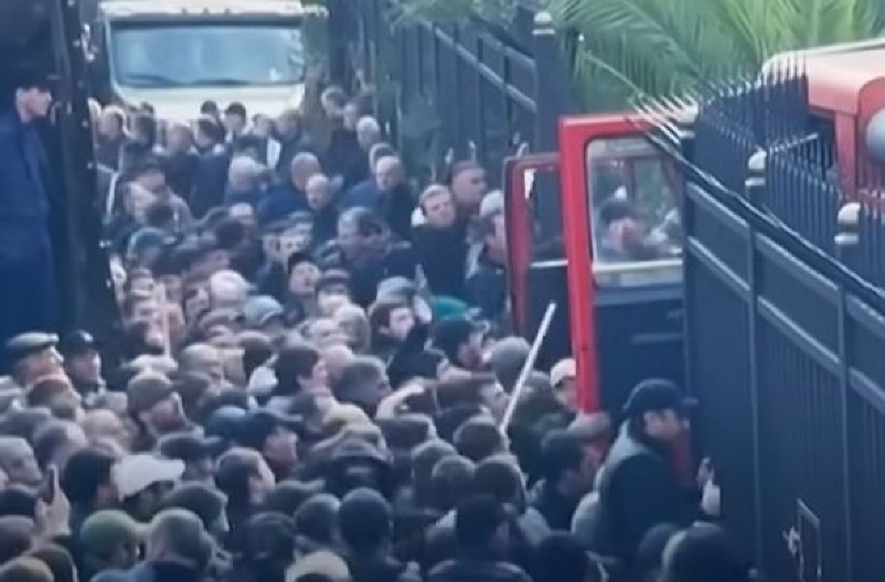 OPŠTI HAOS U ABHAZIJI Opozicija upala u parlament, traže prekide sporazuma sa Rusijom