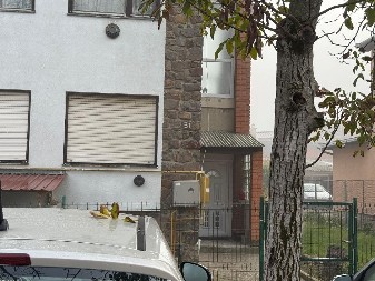 MONSTRUM VEZIVAO MAJKU ZA RADIJATOR PRE HORORA S MOTORNOM TESTEROM  Žena je bila mršava kao grana