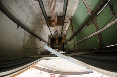 SRUŠIO SE LIFT U ZGRADI Ima povređenoh, među njima deca