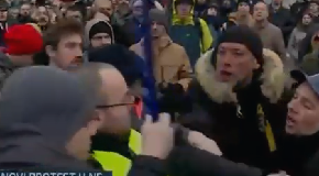 DEMONSTRANTI SE BIJU MEĐU SOBOM: Tuča na protestu u Novom Sadu (VIDEO)