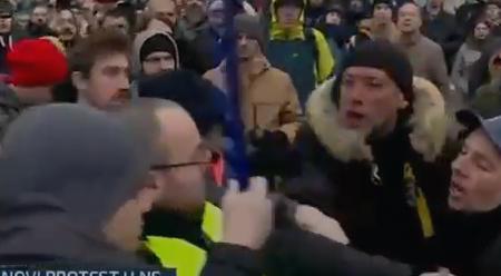 DEMONSTRANTI SE BIJU MEĐU SOBOM: Tuča na protestu u Novom Sadu (VIDEO)