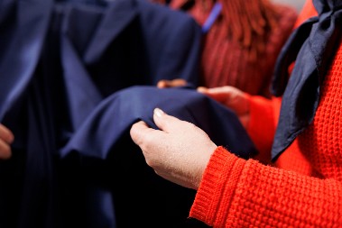 ŽENE U SRBIJI SE OTIMAJU OKO OVIH SAKOA, JEDNA NAŠA PEVAČICA IH NE SKIDA Ako ih nema više po buticima, naći ćete ih u ormarima naših baka i deka