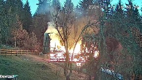 MIGRANTI UPALI U CRNOGORSKO SELO I POČELI DA PALE! Štala u plamenu, meštani u strahu! "Upadaju u kuće"