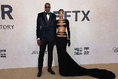 KAŠIKA U MEDU Serž Ibaka deli postelju sa nestvarno atraktivnim foto-modelom