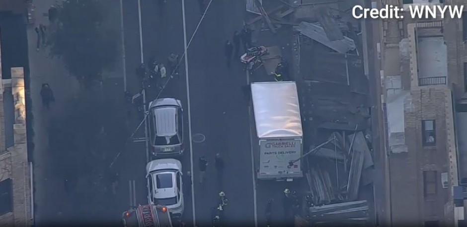 SKELA SE URUŠILA U CENTRU MENHETNA, IMA LI PREŽIVELIH? Pogledajte dramatičan snimak urušavanja (VIDEO)