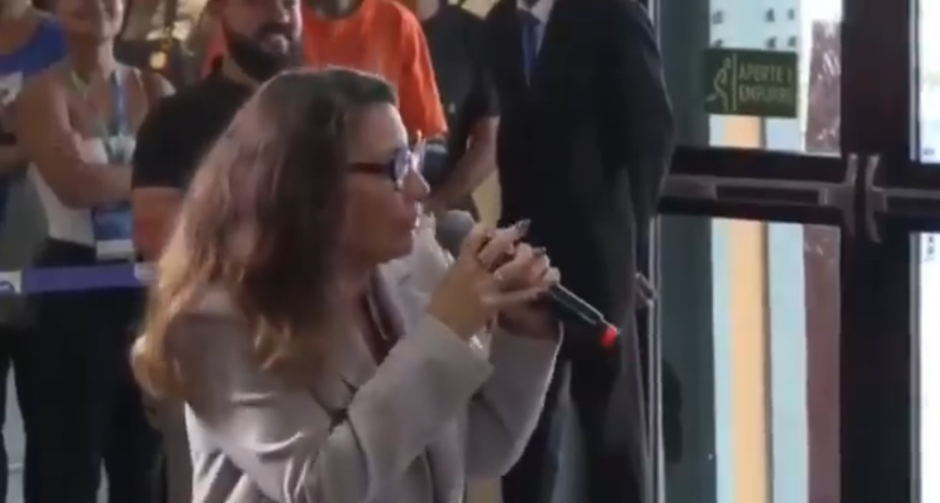 PRVA DAMA BRAZILA OPSOVALA "KAO KOČIJAŠ" Snimak se odmah proširio na mrežama, dobila je kratak odgovor od tri slova