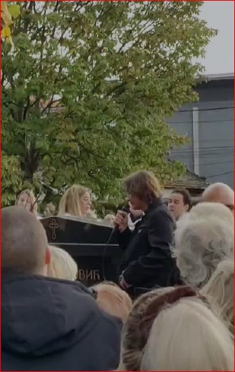 "ZAKLINJEM SE NA TVOM GROBU..." Željko Mitrović uplakan održao govor na sahrani svoje majke: "To je bila tvoja poslednja želja"