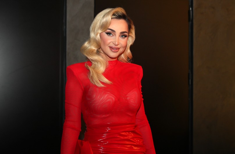 VATRENO IZADNJE MAJE BEROVIĆ OBARA SA NOGU! Pevačica se utegla u lateks, istakla brutalnu figuru (FOTO)