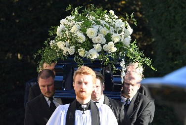 POSLEDNJI POZDRAV LIJAMU PEJNU Članovi grupe ,,One Direction" se oprostili od tragično nastradalog kolege