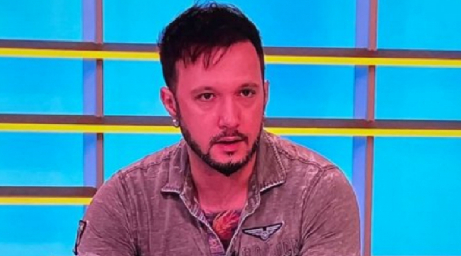 OGLASIO SE PEVAČ NAKON STRAVIČNE SAOBRAĆAJKE Otkriveno u kakvom je stanju, automobil potpuno smrskan!