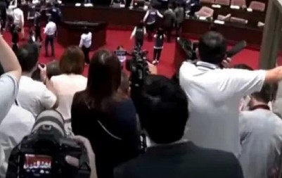 HAOS U SOBRANJU SEVERNE MAKEDONIJE: Veliki sukob u parlamentu, za dlaku izbegnuta tuča