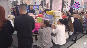 PREGRŠT POKLONA STIGLO U BELU KUĆU Učesnici šokirani kojim povodom su stigli darovi, pa svi glasno aplaudirali!