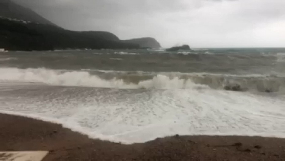 "TALASI POTKOPAVAJU TEMELJE" Haos na Adi Bojani, službe na terenu zbog nevremena