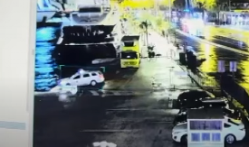 TAKSI SA PUTNICIMA ZAVRŠIO U MORU! Evo kako je vozilo sletelo, kamere zabeležile sve! (VIDEO)