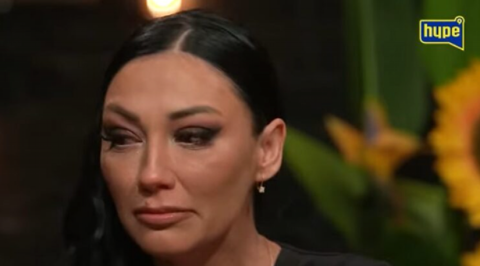 "HOĆEŠ DA ME PUSTIŠ DA SE ISPLAČEM?" Pevačica prekinula emisiju, grca u suzama: "Istina je da sam bila u domu za nezbrinutu decu..."