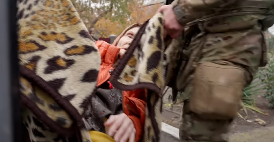 NIKO NE ZNA ŠTA SE SPREMA! HITNO EVAKUIŠU ŽENE, DECU I STARCE: Rusi nemilosrdno rešetaju, oko 22.000 civila prebačeno na sigurno! (VIDEO)