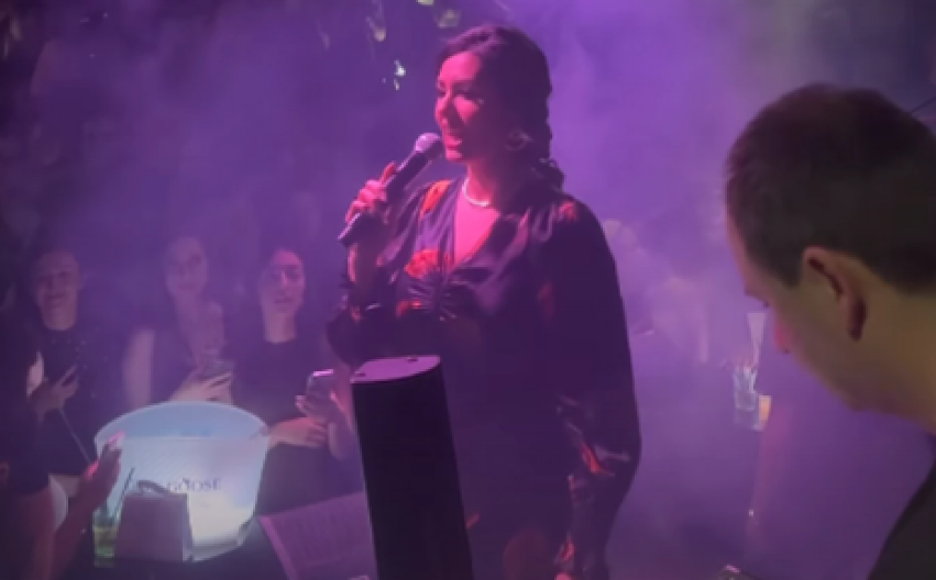 TANJA SAVIĆ IZVELA DEČKA PRED 20.000 LJUDI Gest njenog partnera oduševio je publiku!