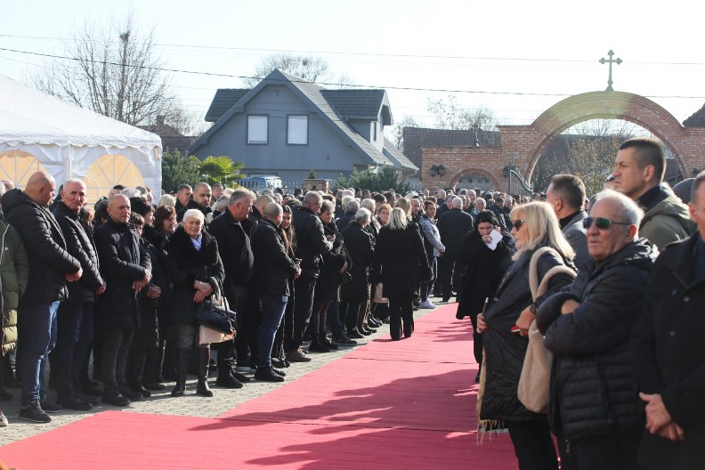 NJU NIKO NIJE OČEKIVAO NA PALMINOJ SAHRANI! Pevačica slomljena od bola, ne odvaja se od njega (FOTO)