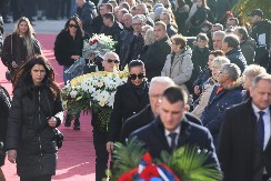 REKLA JE DA NEĆE DOĆI, A IPAK SE POJAVILA Pevačica stigla na Palminu sahranu, niko je nije očekivao (VIDEO)