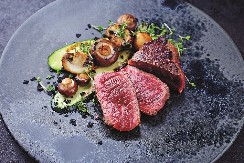 NARUČILA BIFTEK, PA PRIMETILA DA SE U NJEMU NEŠTO MRDA Žena nije ni slutila kakvo je iznenađenje čeka, od prizora će vam se prevrnuti želudac!