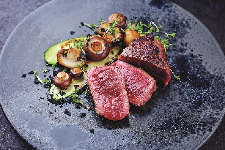 NARUČILA BIFTEK, PA PRIMETILA DA SE U NJEMU NEŠTO MRDA Žena nije ni slutila kakvo je iznenađenje čeka, od prizora će vam se prevrnuti želudac!