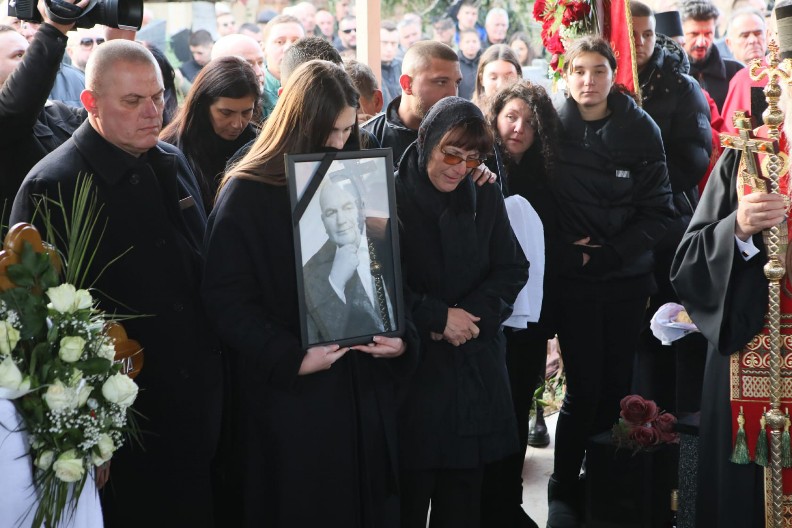 LJUT SAM NA NJEGA, OTIŠAO JE BEZ POZDRAVA U rodnom Končarevu juče sahranjen lider Jedinstvene Srbije