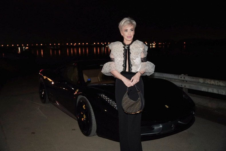 DUŠICA JAKOVLJEVIĆ VOZI AUTO OD 200.000 EVRA! Nastao kolaps kada se pojavila, sve oči uprte u nju! (FOTO)