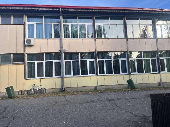 DELOVI PLAFONA OTPADAJU, PACOVI TRČE U SALI ZA FIZIČKO! Roditelji đaka osnovne škole u Banatskim Karlovcima zabrinuti zbog uslova u kojima deca pohađaju nastavu!