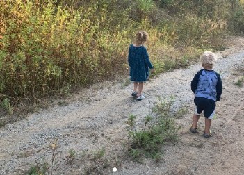 BAKA SLIKALA UNUKU SEKUND PRE TRAGEDIJE Devojčica brala cveće, a onda je usledio HOROR! (FOTO)