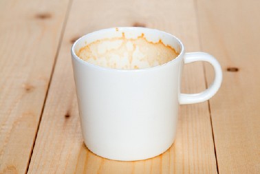 NIKAKO DA SE REŠITE UPORNIH MRLJA OD KAFE  Uklonite ih samo 1 sastojkom bez besomučnog trljanja