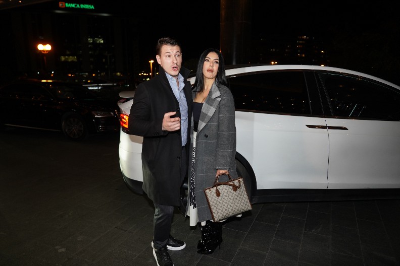 "RASPRAVLJAJU SE, ONA NEĆE DA SE UDA JER IMA TRAUME" Isplivale tvrdnje o odnosu Tanje Savić i 11 godina mlađeg: "Bila je hodajuća senka"