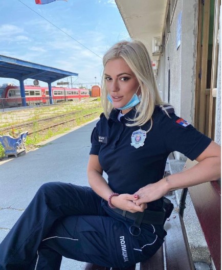 "HAPSI ME I VODI SA SOBOM" Ovo je najlepša policajka u Srbiji, njene fotke gore na Instagramu