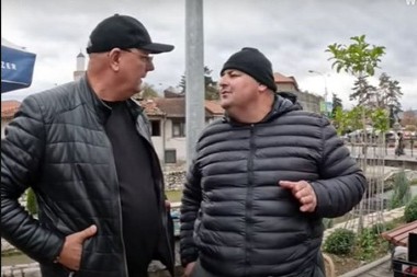 "IMAM DVE ŽENE, JEDNOJ PLAĆAM STAN, A DRUGOJ TELEFON I GARDEROBU" Urnebesan snimak uličnog prodavca iz Novog Pazara