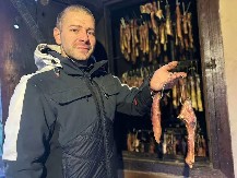 UMESTO PRŠUTE I REBARACA, U NJIHOVOJ SUŠARI JE NEŠTO DRUGO Jovan iz Čačka veran je lepoj i korisnoj porodičnoj tradiciji
