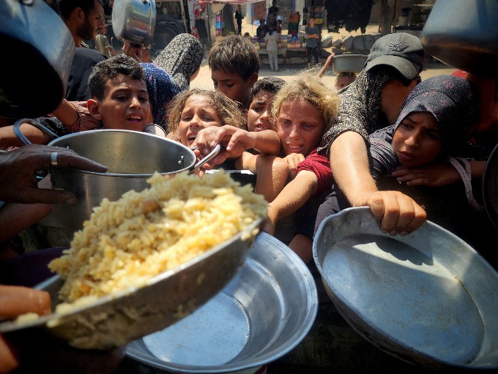 DVOJE DECE I JEDNA ŽENA UGUŠILI SE DOK SU ČEKALI HLEB! Ljudi masovno umiru od gladi u Gazi, ovo je najveća tragedija RATA