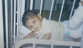 PRONAŠLI JE KAO BEBU NA HLADNOM I PRLJAVOM PODU KUĆE Majka je ostavila da umre od gladi, mnogo godina kasnije desio se preokret!