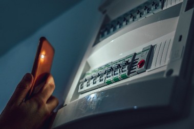 U DVE BEOGRADSKE OPŠTINE NAJAVLJENO ISKLJUČENJE STRUJE! Pogledajte da li je vaša ulica na spisku (FOTO)