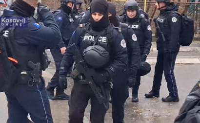 OPSADNO STANJE U KOSOVSKOJ MITROVICI Gledajte kako Kurtijeva policija sa dugim cevima vrši racije i MALTRETIRA SRBE (FOTO) (VIDEO)