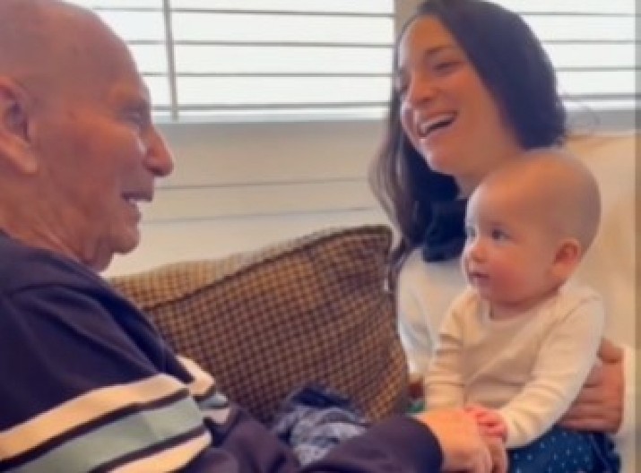 DEKA S ALCHAJMEROM MESECIMA ĆUTAO Onda je pogledao unuku i uradio nešto što je rasplakalo ceo svet! (VIDEO)