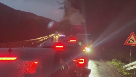 OTAC I SIN AUTOM PODLETELI POD KAMION Stravična nesreća u Ovčarsko-kablarskoj klisuri (FOTO/VIDEO)