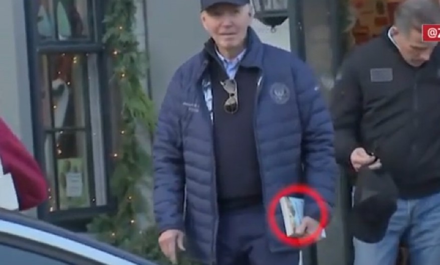 SKANDALČINA U VAŠINGTONU Bajden snimljen s "zabranjenom" knjigom na crni petak (VIDEO)