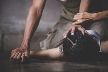 HOROR! NOVOPAZARAC DRŽAO DEVOJKU IZ BOSNE ZATOČENU U KUĆI I SILOVAO JE DANIMA: Komšinica pozvala policiju, ČULA URLIKE