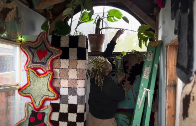 RADIO JE 90 SATI NEDELJNO DA BI KUPIO KUĆU Sad živi u 7 metara kvadratnih (VIDEO)