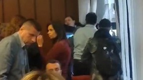 OTVARAJU PROZORE DA NAPRAVE BUKU: Opozicija divlja u skupštini Novog Sada - Na uliciji jedva njih 120 (VIDEO)