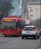GORI TROLA NA BANJICI Iz gradskog prevoza kulja dim, stvaraju se gužve