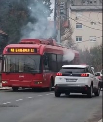 GORI TROLA NA BANJICI Iz gradskog prevoza kulja dim, stvaraju se gužve
