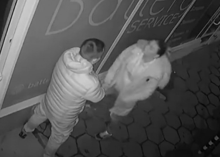 AU, BRE, DA LI JE OVA ŽENA NORMALNA? Tokom svađe sa dečkom se drala kao magarac, a onda uradila jezivu stvar! (VIDEO)