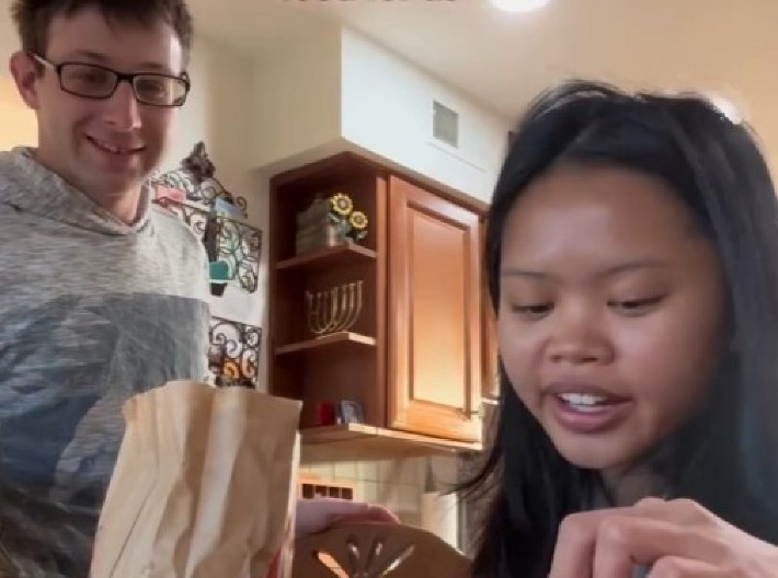 ''LJUDI MI GOVORE DA SAM KUPIO SOBARICU'' Preleteo pola sveta zbog žene sa interneta, kad čujete koliko para je potrošio na nju, zanemećete od šoka! (VIDEO)