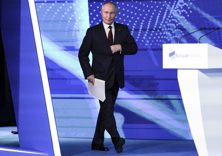 ŠTA SE DEŠAVA SA PUTINOVIM NOGAMA? Svi su primetili nekontrolisano trzanje (VIDEO)